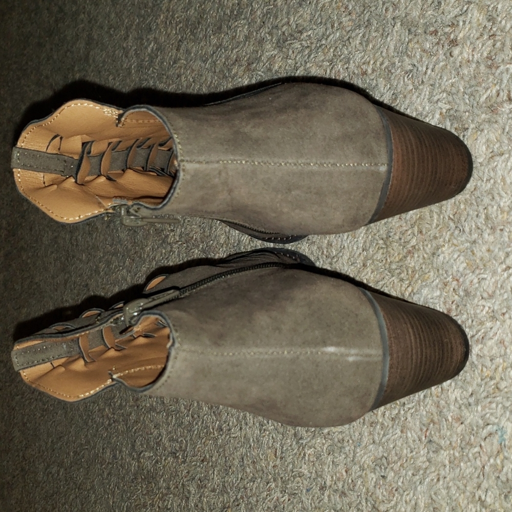 Cute cut out Ankle Boots - Picture 3 of 5